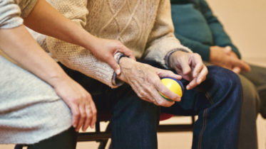 Jesień życia w dobrej formie rehabilitacja seniorów sposobem na długowieczność