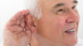 Choroba laryngologiczna związana ze słuchem u mężczyzny w wieku starszym