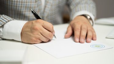 Przygotowanie umowy u adwokata - przykład podpisywanej umowy