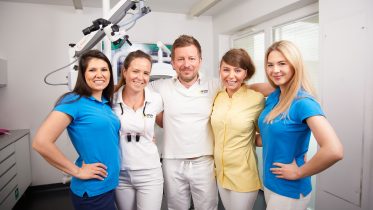 Zespół dentystów odpowiadających za implanty stomatologiczne