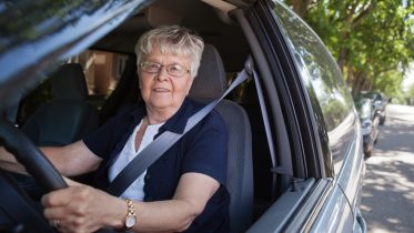 Kurs na prawo jazdy dla osoby starszej - przykład seniorki w samochodzie