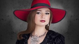 Biżuteria damska na szyji kobiety w czerwonym kapeluszu