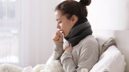 Ostre choroby dróg oddechowych - kobieta z chorym gardłem