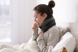 Ostre choroby dróg oddechowych - kobieta z chorym gardłem