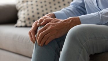 Stłuczone kolano u osoby starszej