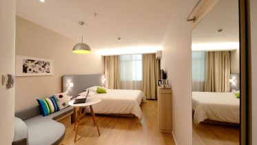 Hotel nad morzem w Gdańsku - hotelowy pokój z łóżkiem małżeńskim